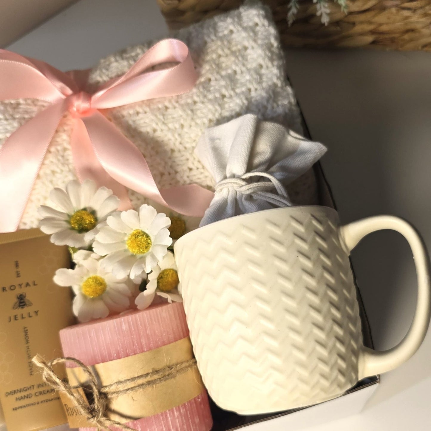 Honey Bee Gift Box - Gifting CY - Cyprus -