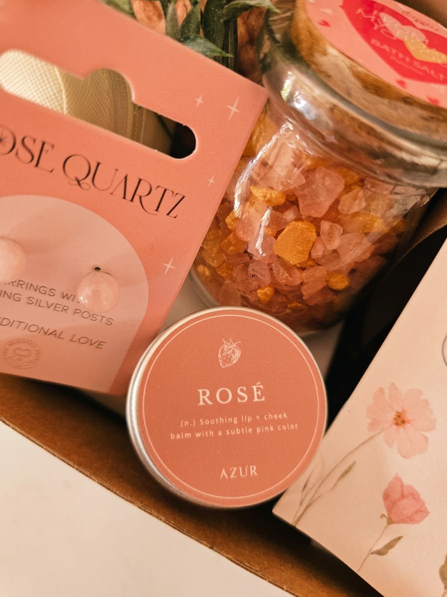 Luxury Cozy Gift Box Cyprus – Pink Blanket & Self - Care Pamper Set for Her - Gifting CY - Cyprus -