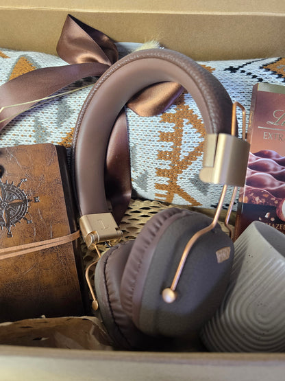 Wanderlust Adventure Gift Box – Cozy Travel Edition