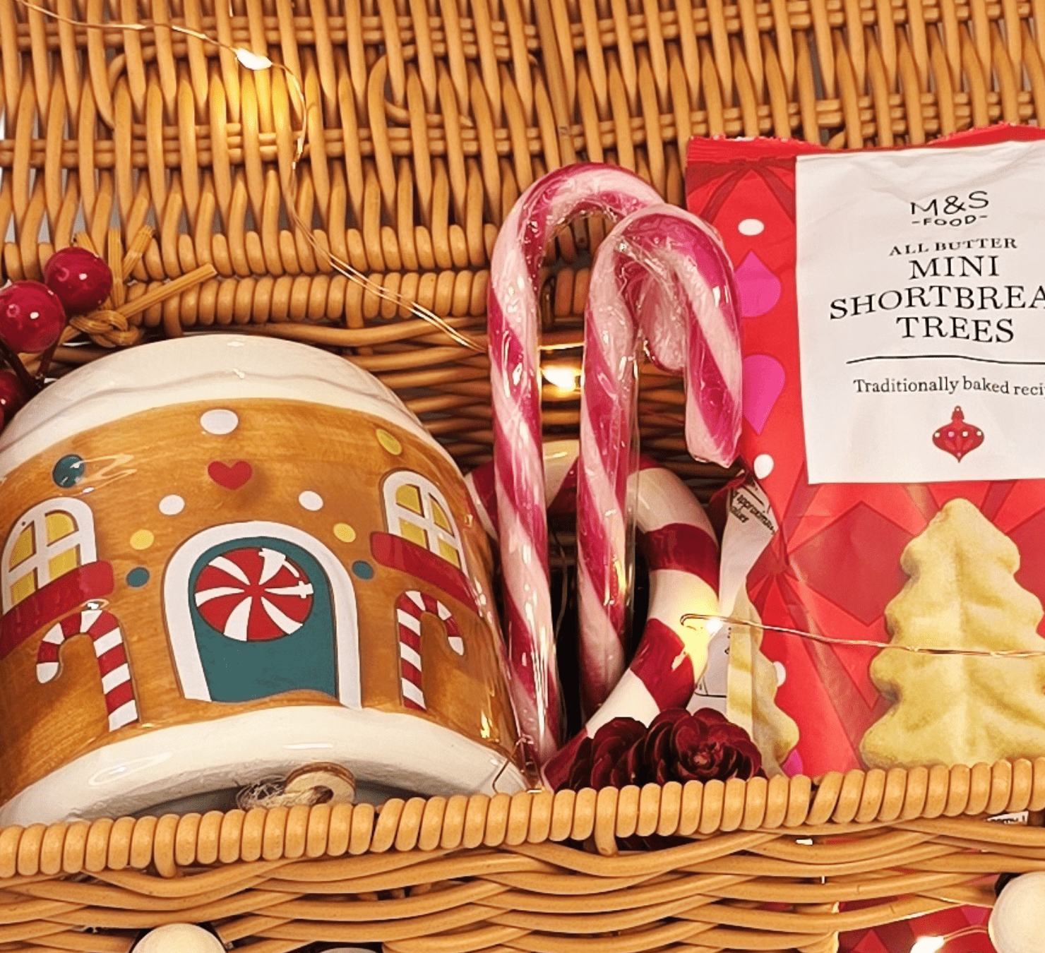 Gingerbread House Christmas Gift Basket - Gifting CY - Cyprus - 