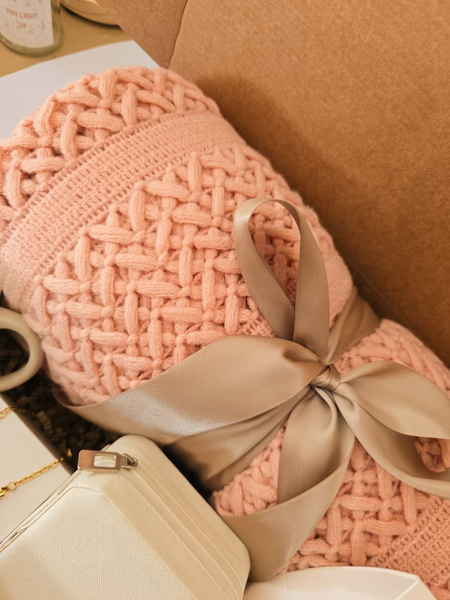Luxury Cozy Gift Box Cyprus – Pink Blanket & Self - Care Pamper Set for Her - Gifting CY - Cyprus - 